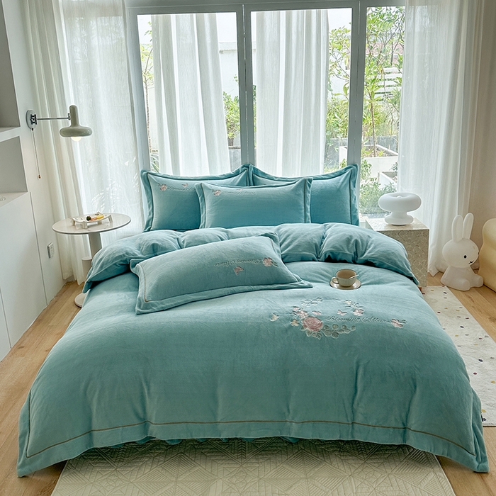 91家纺网 家纺一手货源 找家纺 美伦美焕 2025新款高克重牛奶绒绣花床盖四件套-花好月圆 花好月圆-蔚蓝