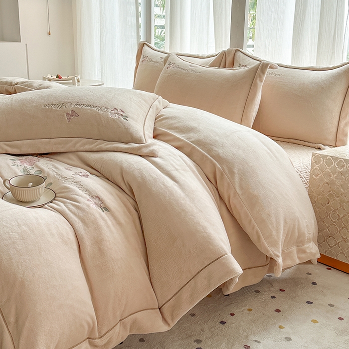 91家纺网 家纺一手货源 找家纺 美伦美焕 2025新款高克重牛奶绒绣花床盖四件套-花好月圆 花好月圆-香槟