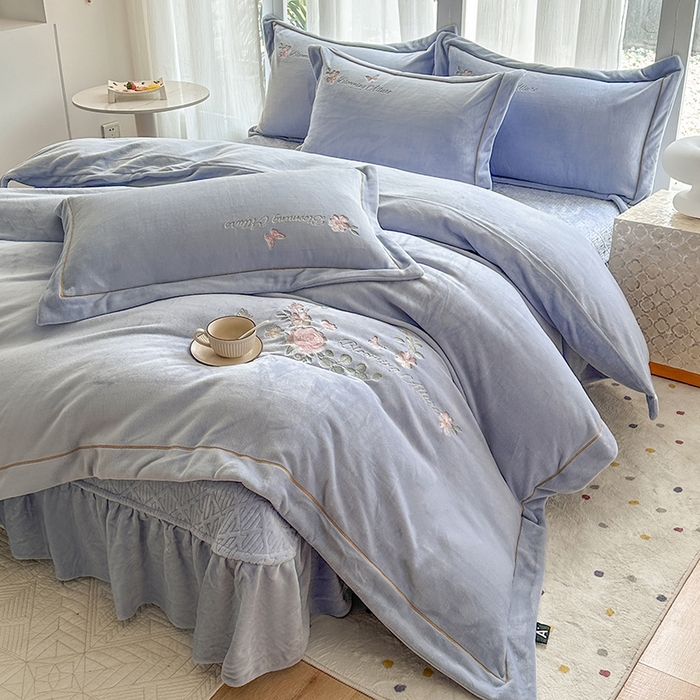 91家纺网 家纺一手货源 找家纺 美伦美焕 2025新款高克重牛奶绒绣花床盖四件套-花好月圆 花好月圆-银灰
