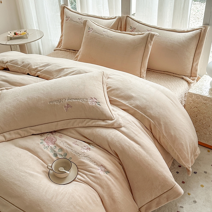 91家纺网 家纺一手货源 找家纺 美伦美焕 2025新款高克重牛奶绒绣花床盖四件套-花好月圆 花好月圆-香槟