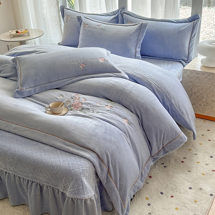 91家纺网 家纺一手货源 找家纺 美伦美焕 2025新款高克重牛奶绒绣花床盖四件套-花好月圆 花好月圆-银灰