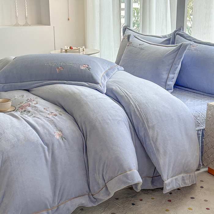 91家纺网 家纺一手货源 找家纺 美伦美焕 2025新款高克重牛奶绒绣花床盖四件套-花好月圆 花好月圆-银灰