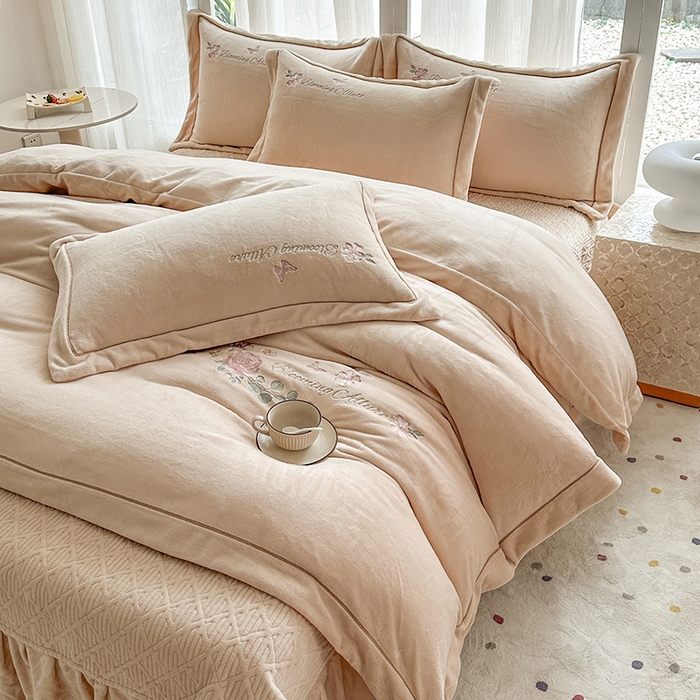 91家纺网 家纺一手货源 找家纺 美伦美焕 2025新款高克重牛奶绒绣花床盖四件套-花好月圆 花好月圆-香槟