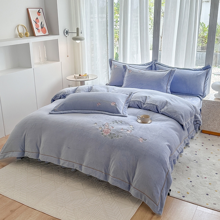 91家纺网 家纺一手货源 找家纺 美伦美焕 2025新款高克重牛奶绒绣花床盖四件套-花好月圆 花好月圆-银灰