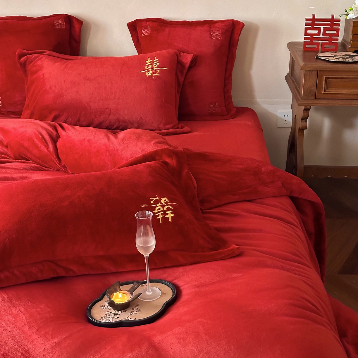 91家纺网 家纺一手货源 找家纺 西西家居 2025新款正宗230g全消光牛奶绒婚庆四件套-吾家有囍 吾家有囍