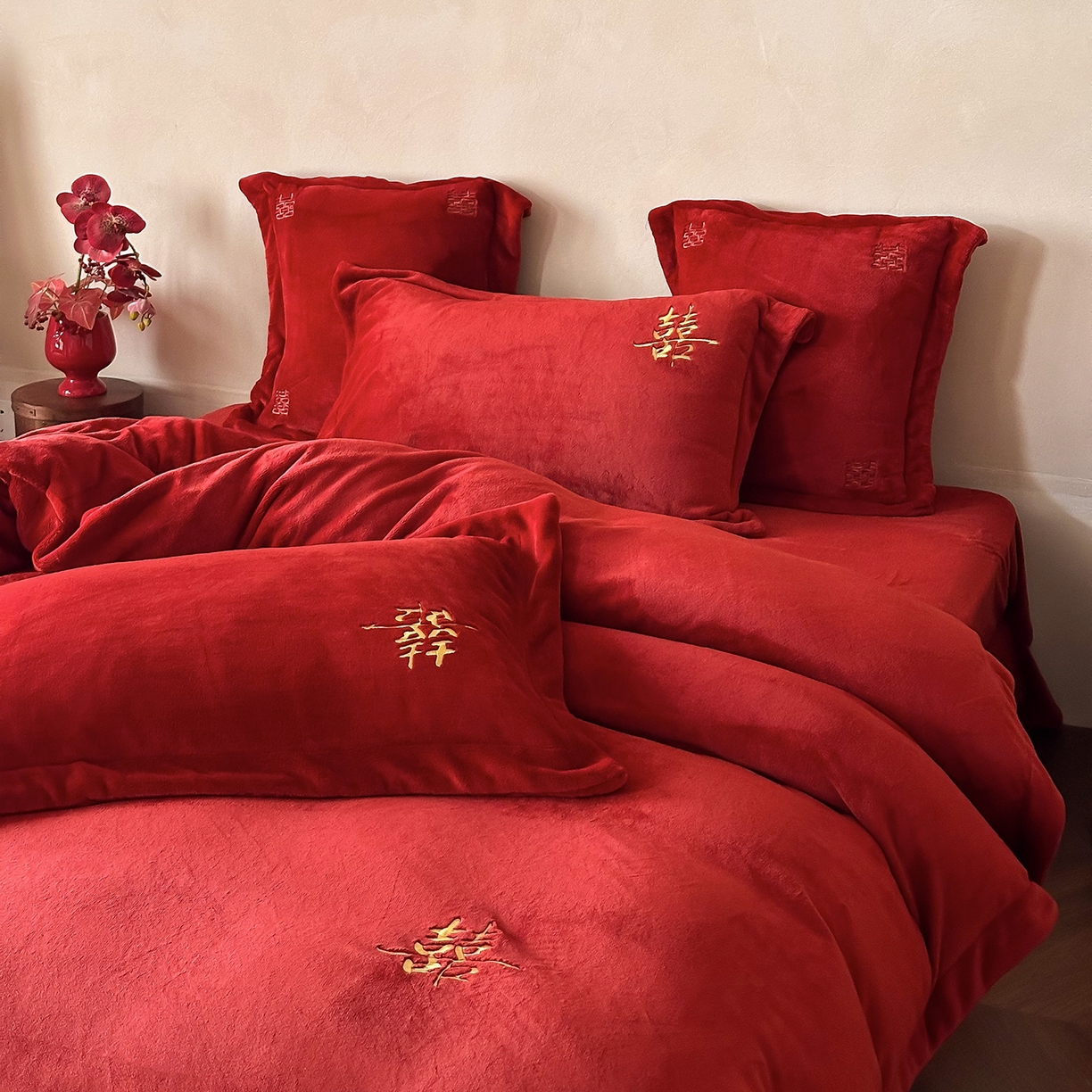 91家纺网 家纺一手货源 找家纺 西西家居 2025新款正宗230g全消光牛奶绒婚庆四件套-吾家有囍 吾家有囍