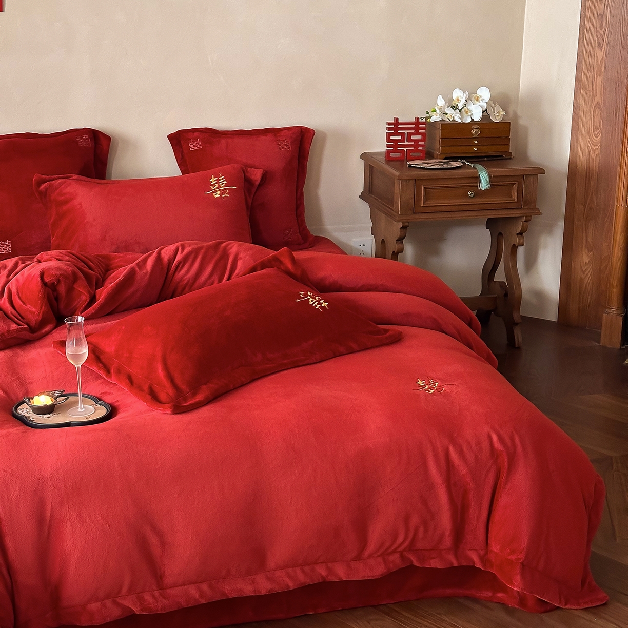 91家纺网 家纺一手货源 找家纺 西西家居 2025新款正宗230g全消光牛奶绒婚庆四件套-吾家有囍 吾家有囍