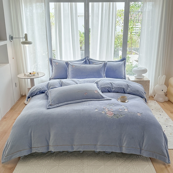 91家纺网 家纺一手货源 找家纺 美伦美焕 2025新款高克重牛奶绒绣花床盖四件套-花好月圆 花好月圆-银灰