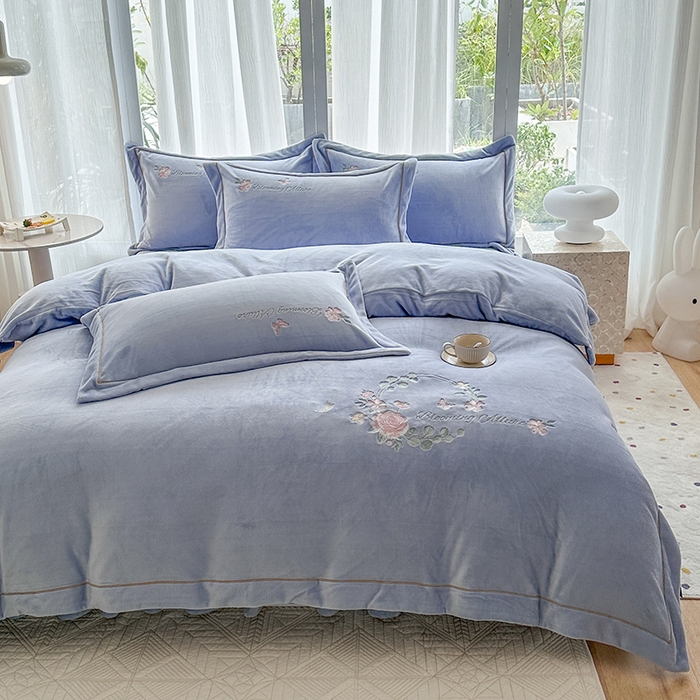 91家纺网 家纺一手货源 找家纺 美伦美焕 2025新款高克重牛奶绒绣花床盖四件套-花好月圆 花好月圆-银灰