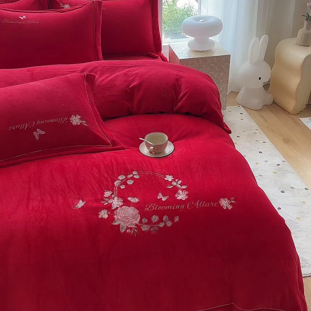 91家纺网 家纺一手货源 找家纺 美伦美焕 2025新款高克重牛奶绒绣花床盖四件套-花好月圆 花好月圆-大红