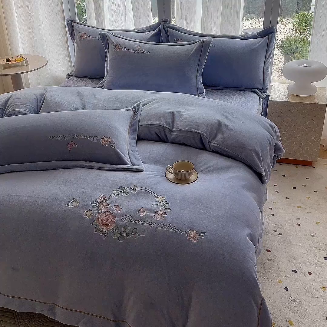 91家纺网 家纺一手货源 找家纺 美伦美焕 2025新款高克重牛奶绒绣花床盖四件套-花好月圆 花好月圆-银灰