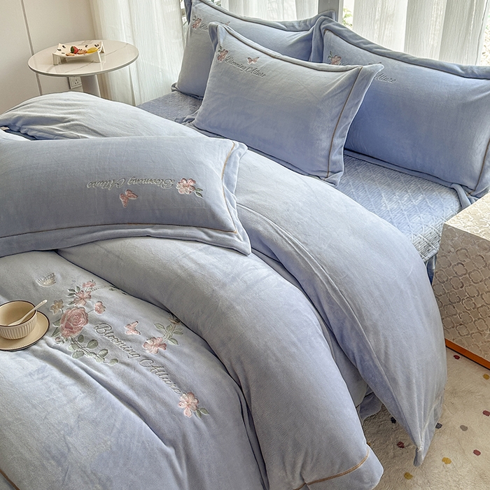 91家纺网 家纺一手货源 找家纺 美伦美焕 2025新款高克重牛奶绒绣花床盖四件套-花好月圆 花好月圆-银灰