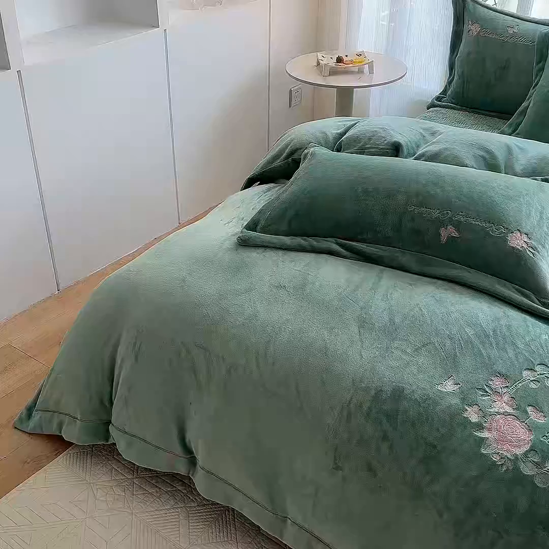 91家纺网 家纺一手货源 找家纺 美伦美焕 2025新款高克重牛奶绒绣花床盖四件套-花好月圆 花好月圆-蔚蓝