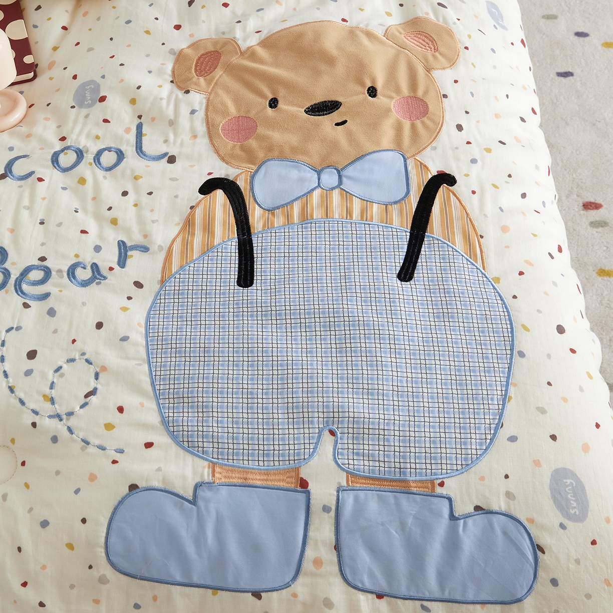 91家纺网 家纺一手货源 找家纺 荷马之梦 2025新款轻芯系列-A类双层纱纯棉印花贴布绣卡通被子春秋被冬被儿童安抚被 酷小熊