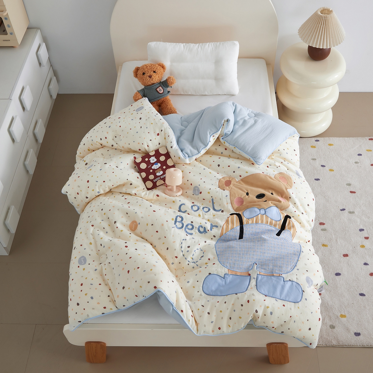 91家纺网 家纺一手货源 找家纺 荷马之梦 2025新款轻芯系列-A类双层纱纯棉印花贴布绣卡通被子春秋被冬被儿童安抚被 酷小熊