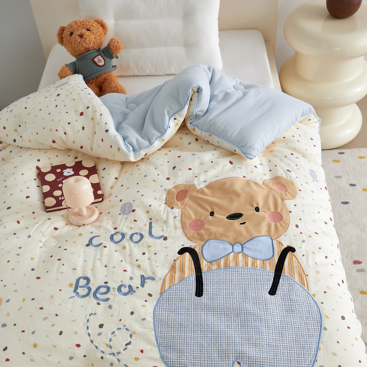 91家纺网 家纺一手货源 找家纺 荷马之梦 2025新款轻芯系列-A类双层纱纯棉印花贴布绣卡通被子春秋被冬被儿童安抚被 酷小熊