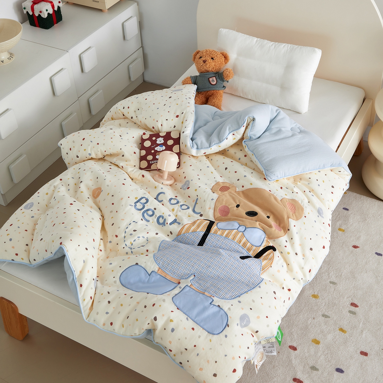 91家纺网 家纺一手货源 找家纺 荷马之梦 2025新款轻芯系列-A类双层纱纯棉印花贴布绣卡通被子春秋被冬被儿童安抚被 酷小熊