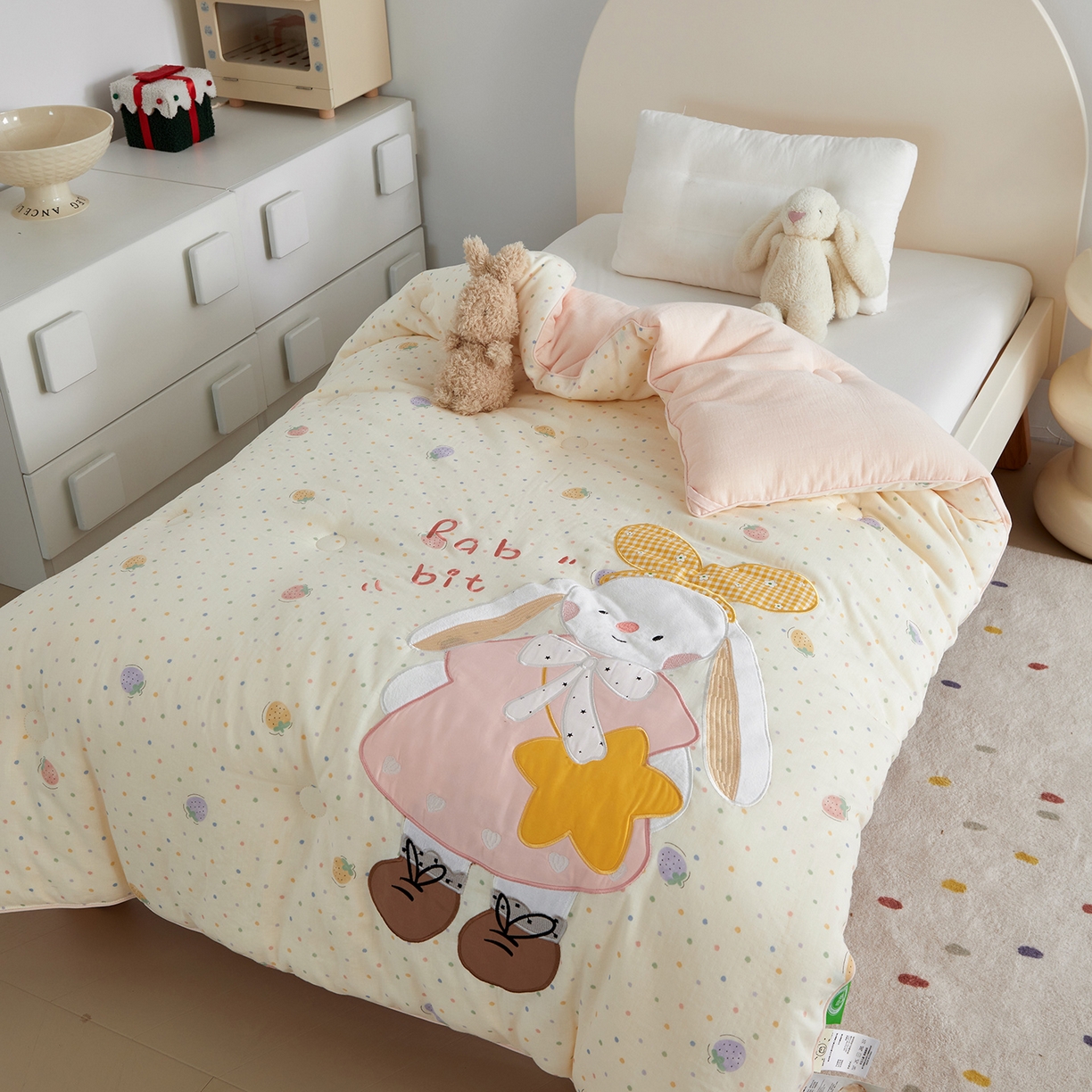 91家纺网 家纺一手货源 找家纺 荷马之梦 2025新款轻芯系列-A类双层纱纯棉印花贴布绣卡通被子春秋被冬被儿童安抚被 乖小兔