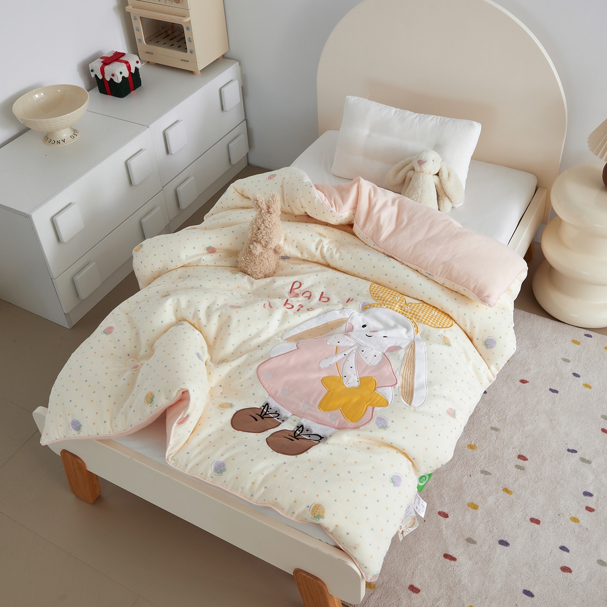 91家纺网 家纺一手货源 找家纺 荷马之梦 2025新款轻芯系列-A类双层纱纯棉印花贴布绣卡通被子春秋被冬被儿童安抚被 乖小兔