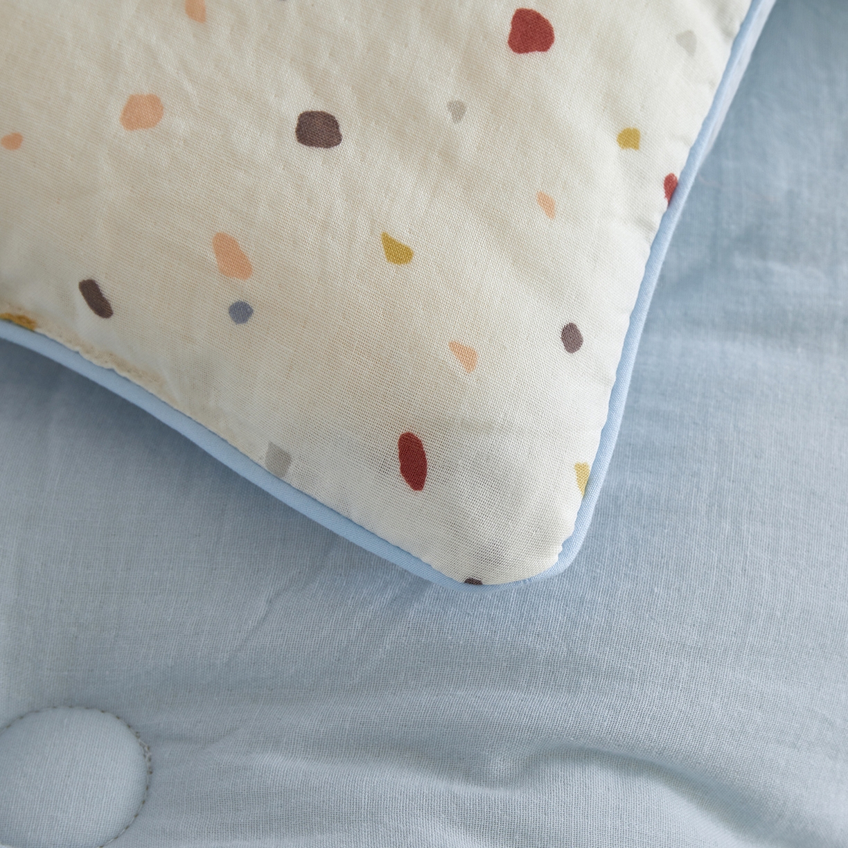 91家纺网 家纺一手货源 找家纺 荷马之梦 2025新款轻芯系列-A类双层纱纯棉印花贴布绣卡通被子春秋被冬被儿童安抚被 酷小熊