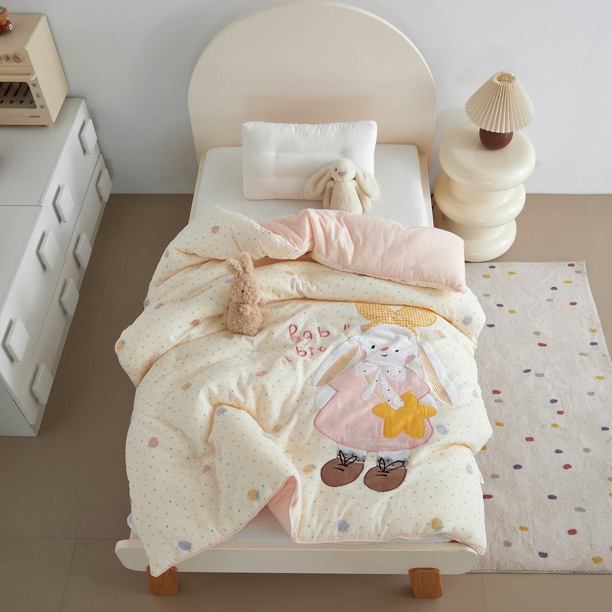 91家纺网 家纺一手货源 找家纺 荷马之梦 2025新款轻芯系列-A类双层纱纯棉印花贴布绣卡通被子春秋被冬被儿童安抚被 乖小兔