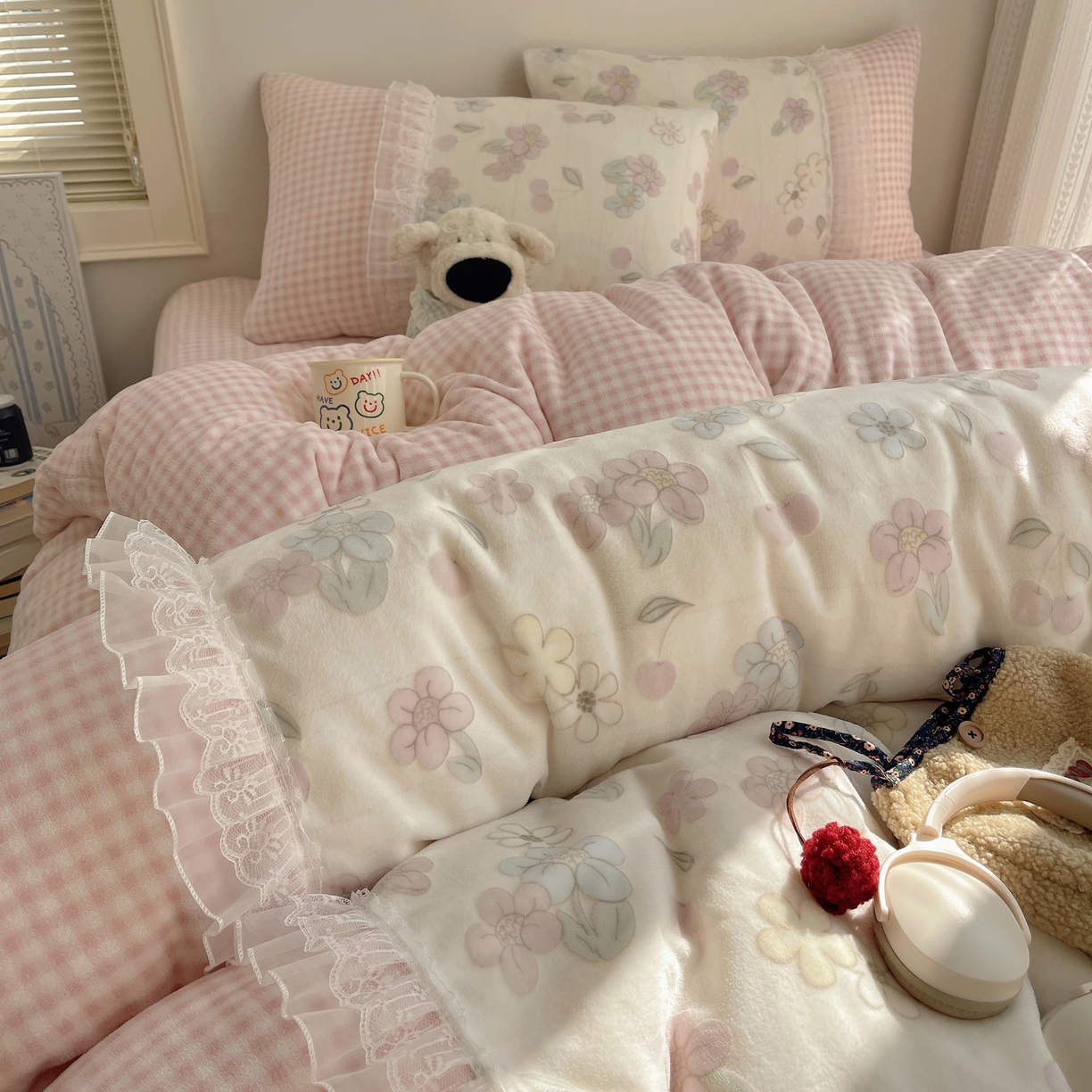 91家纺网 家纺一手货源 找家纺 瑞莱 2025秋冬高克重韩系蕾丝花边雕花绒四件套 蜜夏