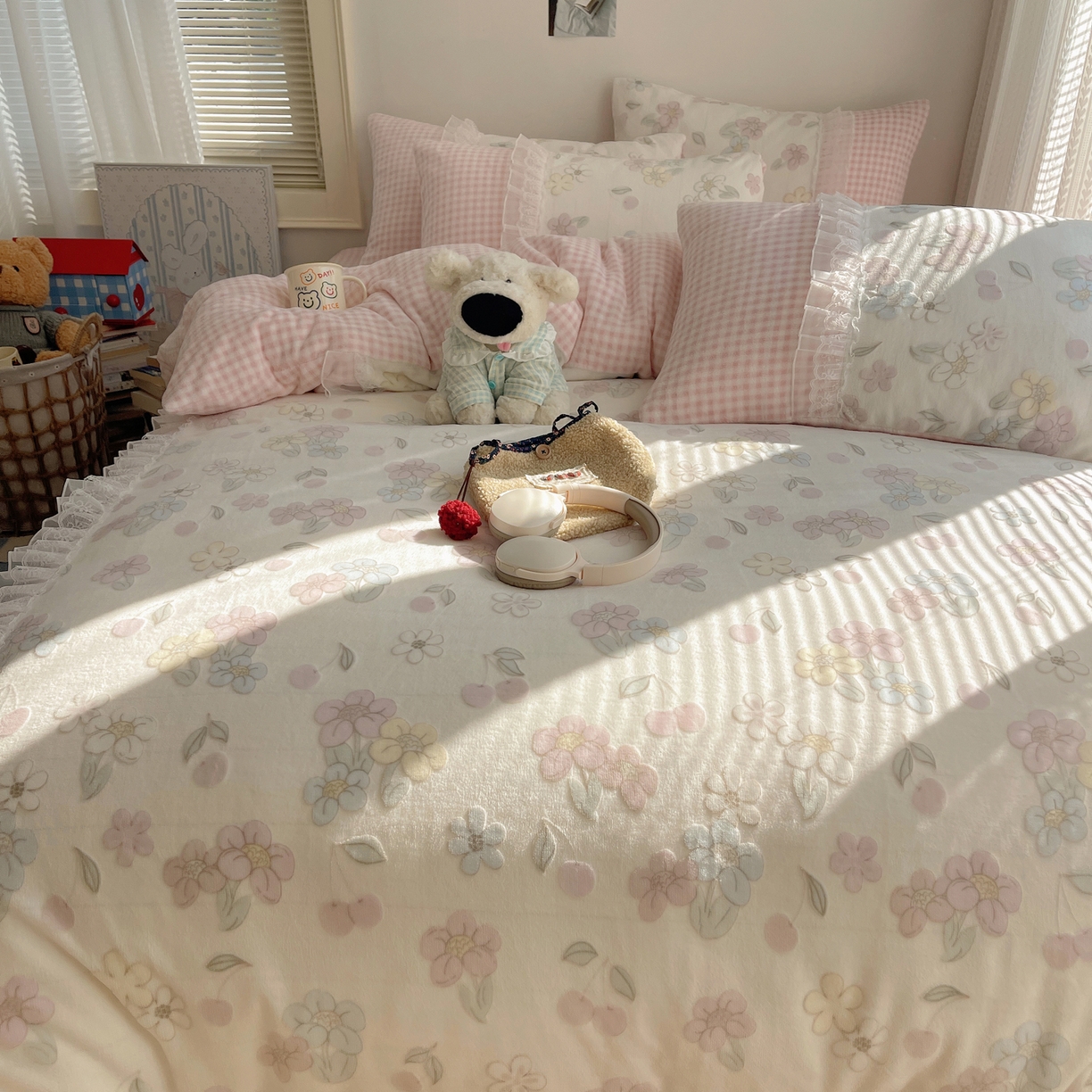 91家纺网 家纺一手货源 找家纺 瑞莱 2025秋冬高克重韩系蕾丝花边雕花绒四件套 蜜夏