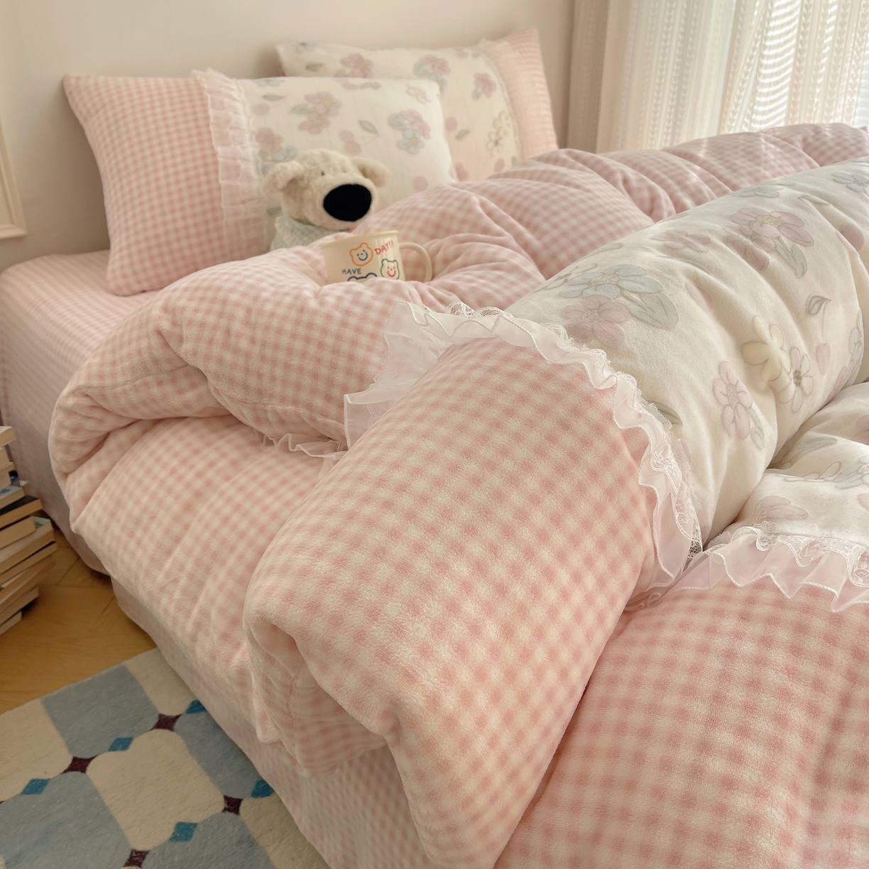 91家纺网 家纺一手货源 找家纺 瑞莱 2025秋冬高克重韩系蕾丝花边雕花绒四件套 蜜夏