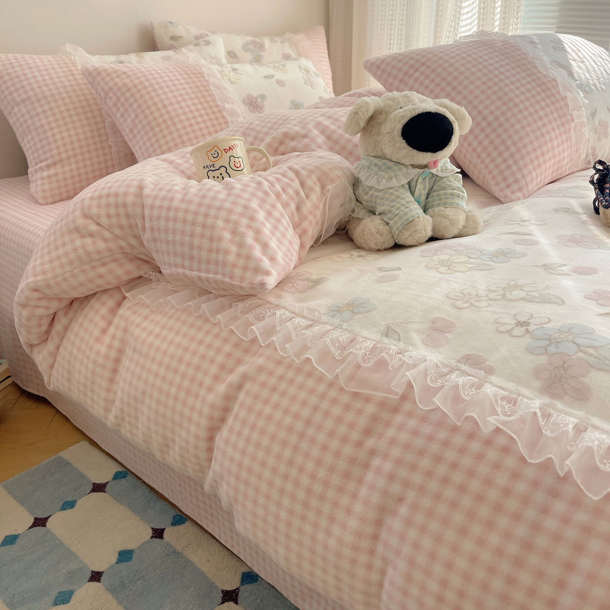 91家纺网 家纺一手货源 找家纺 瑞莱 2025秋冬高克重韩系蕾丝花边雕花绒四件套 蜜夏