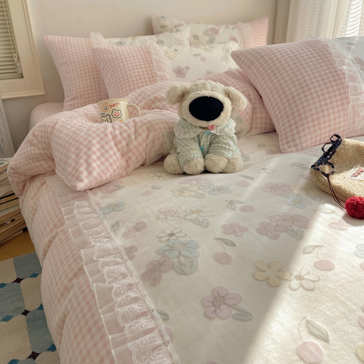 91家纺网 家纺一手货源 找家纺 瑞莱 2025秋冬高克重韩系蕾丝花边雕花绒四件套 蜜夏