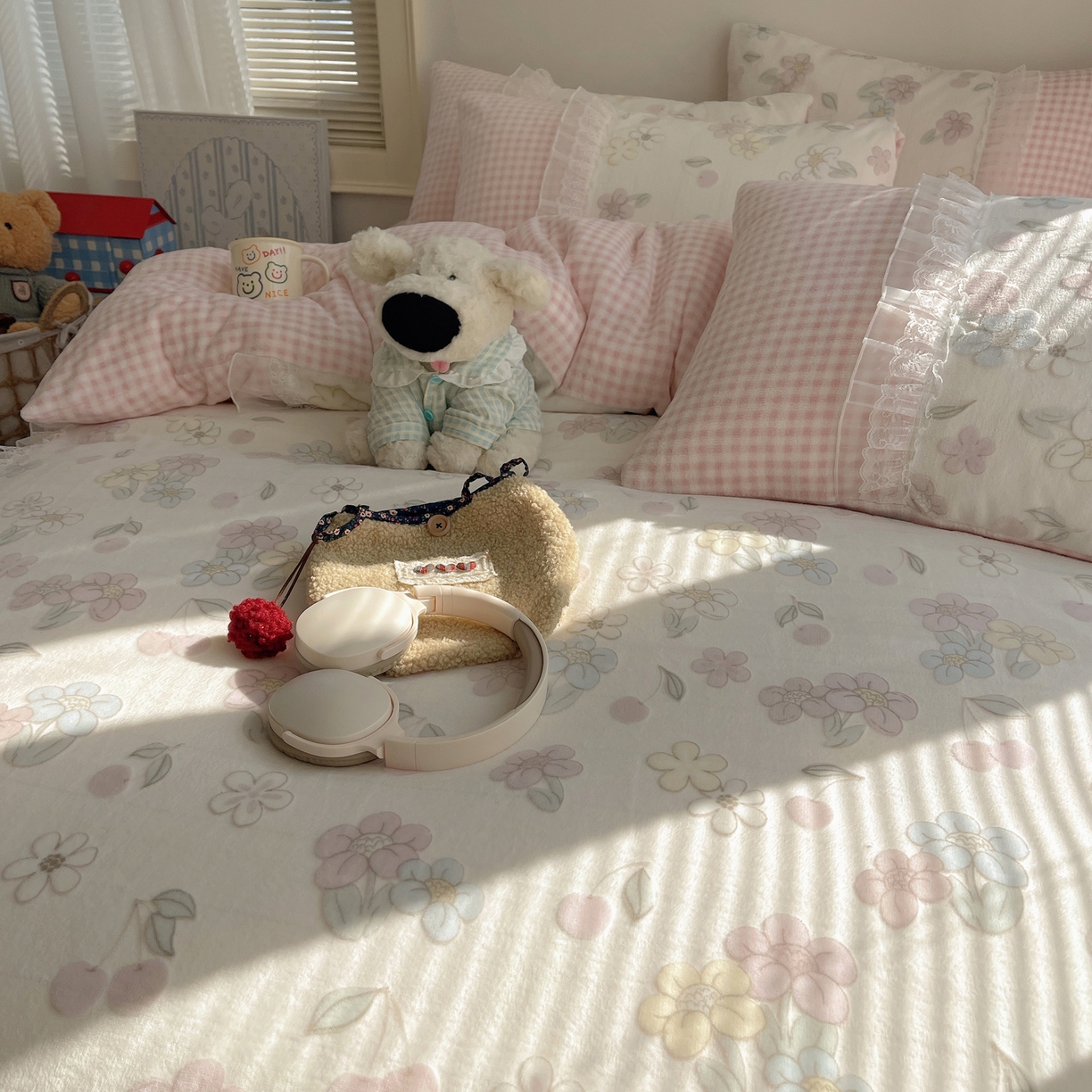 91家纺网 家纺一手货源 找家纺 瑞莱 2025秋冬高克重韩系蕾丝花边雕花绒四件套 蜜夏