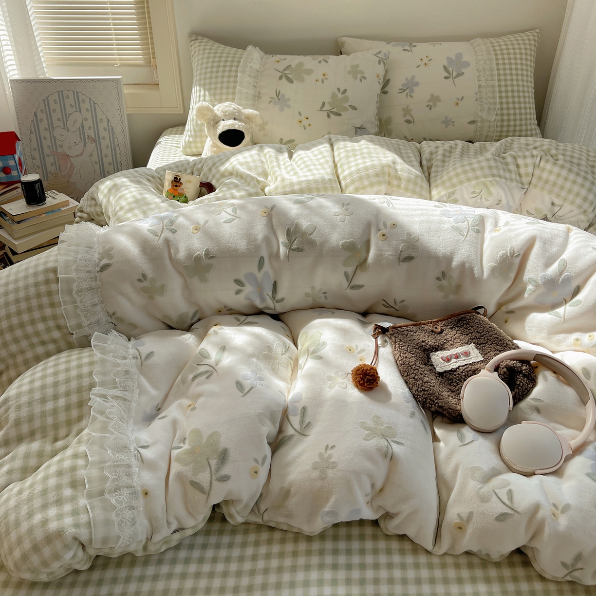 91家纺网 家纺一手货源 找家纺 瑞莱 2025秋冬高克重韩系蕾丝花边雕花绒四件套 邂逅