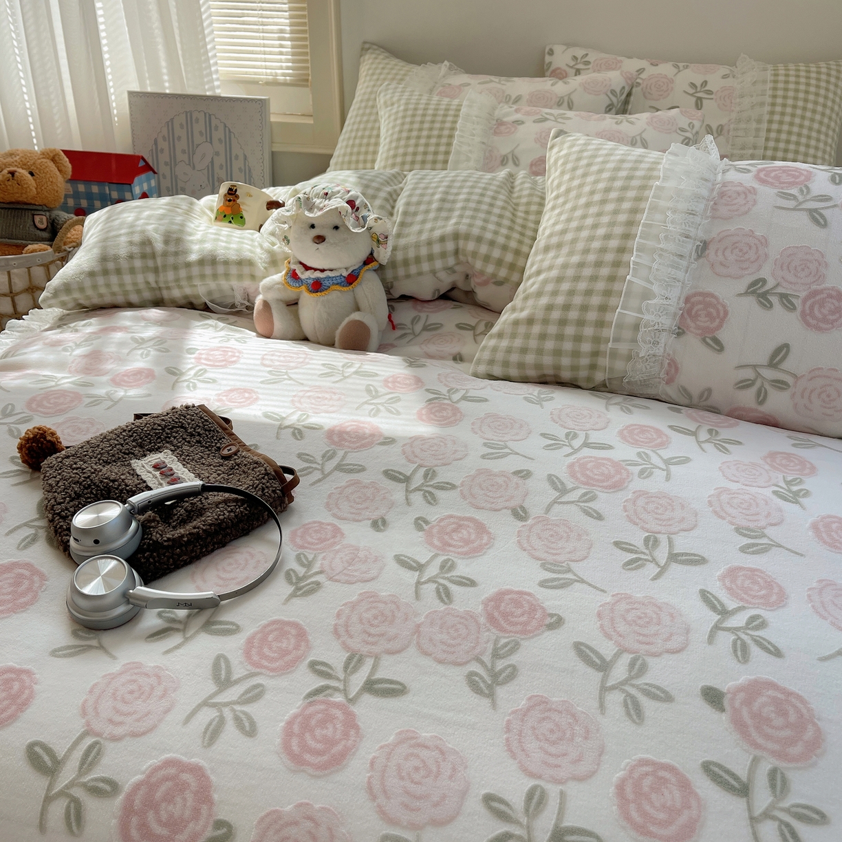 91家纺网 家纺一手货源 找家纺 瑞莱 2025秋冬高克重韩系蕾丝花边雕花绒四件套 艾莎