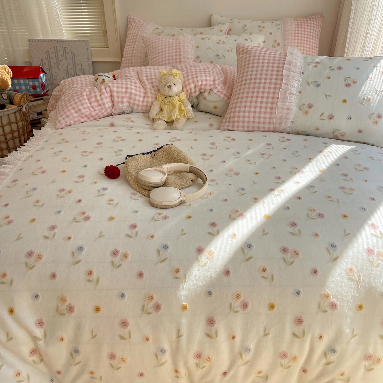 91家纺网 家纺一手货源 找家纺 瑞莱 2025秋冬高克重韩系蕾丝花边雕花绒四件套 悠然