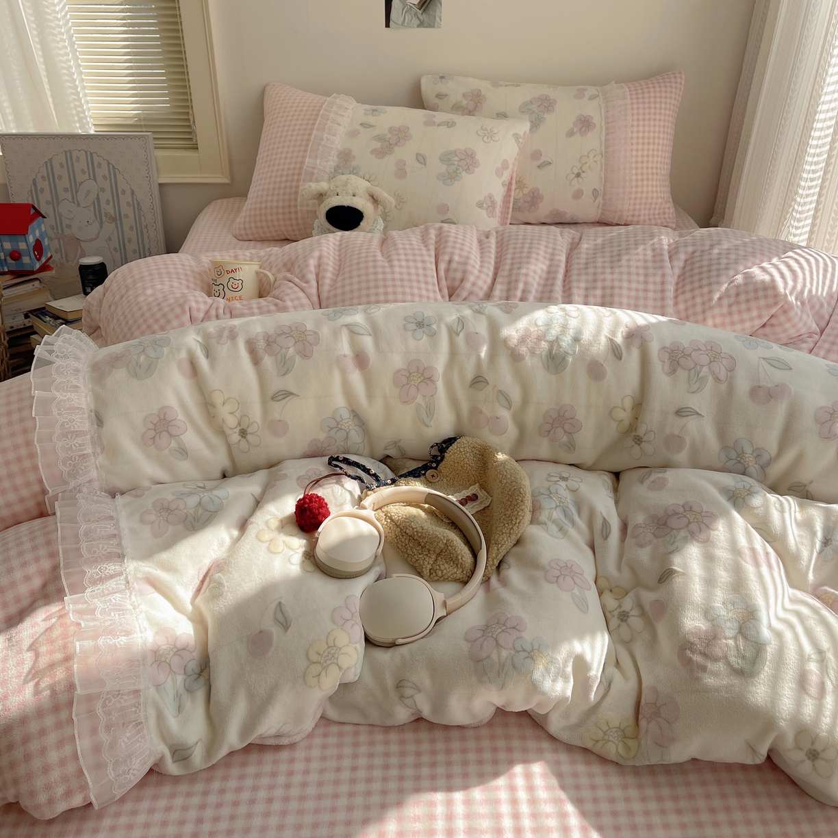 91家纺网 家纺一手货源 找家纺 瑞莱 2025秋冬高克重韩系蕾丝花边雕花绒四件套 蜜夏