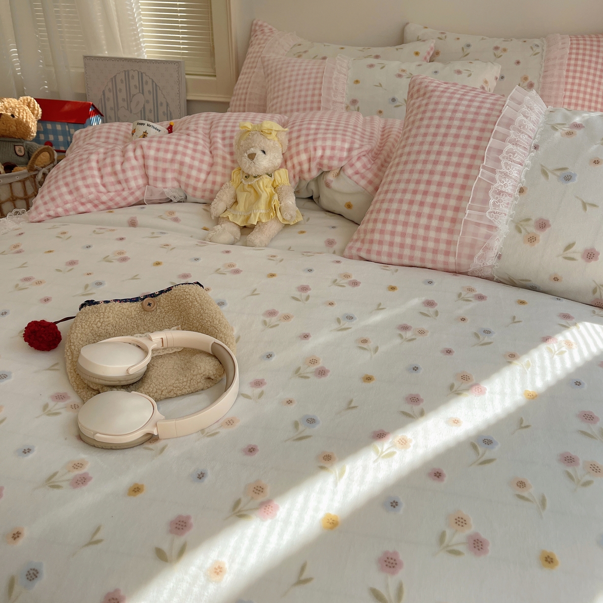 91家纺网 家纺一手货源 找家纺 瑞莱 2025秋冬高克重韩系蕾丝花边雕花绒四件套 悠然