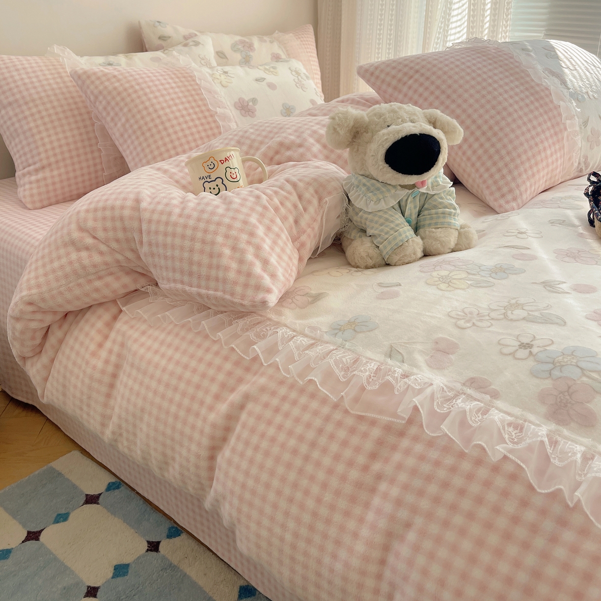 91家纺网 家纺一手货源 找家纺 瑞莱 2025秋冬高克重韩系蕾丝花边雕花绒四件套 蜜夏