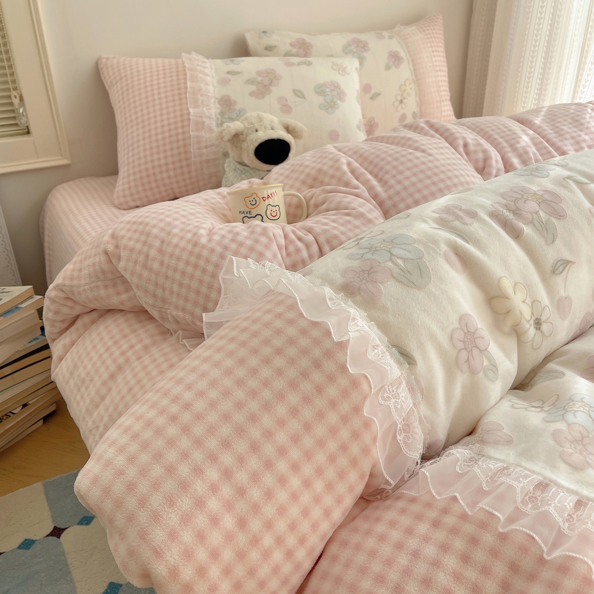 91家纺网 家纺一手货源 找家纺 瑞莱 2025秋冬高克重韩系蕾丝花边雕花绒四件套 蜜夏