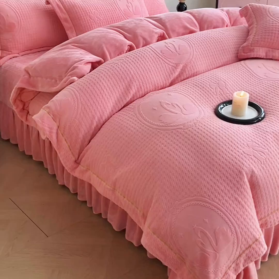 91家纺网 家纺一手货源 找家纺 代芙家纺 2025新款全消光雕花四件套-爱恋 爱恋-粉玉