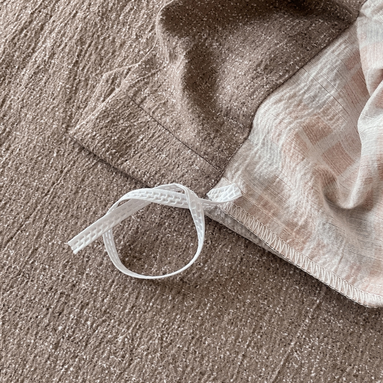 91家纺网 家纺一手货源 找家纺 慕木家纺 2025新款日系原麻复古风纽扣款四件套 纽扣款-伯克利-红