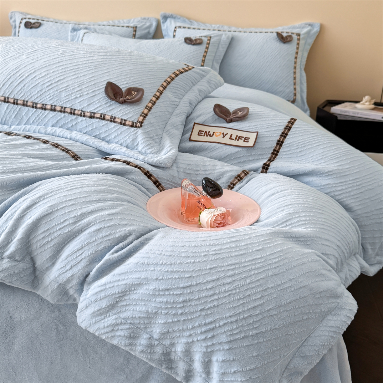 91家纺网 家纺一手货源 找家纺 （总）慕木家纺 2025新款牛奶绒雕花织带款梦巢系列四件套