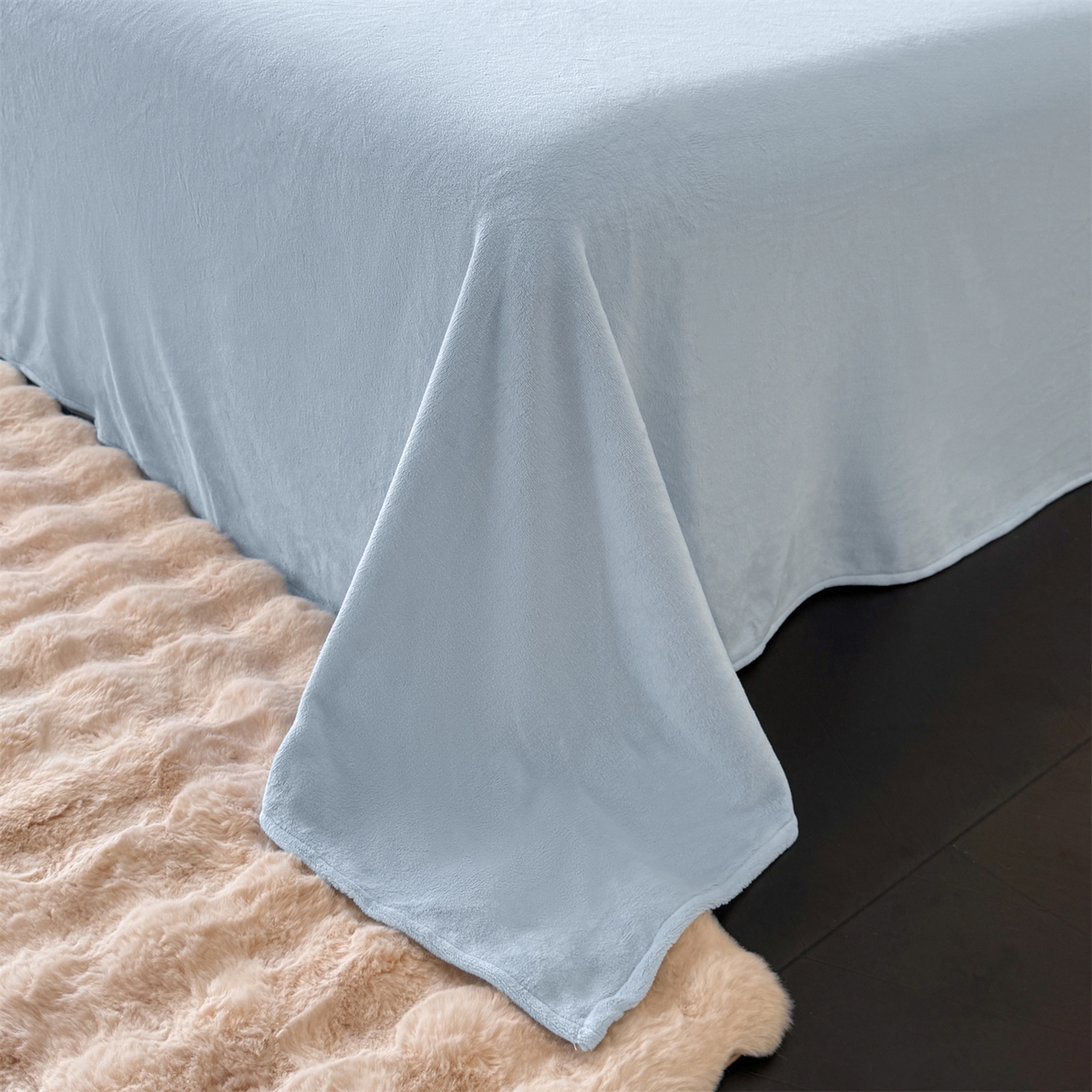 91家纺网 家纺一手货源 找家纺 慕木家纺 2025新款牛奶绒雕花织带款梦巢系列四件套 梦巢-星空蓝