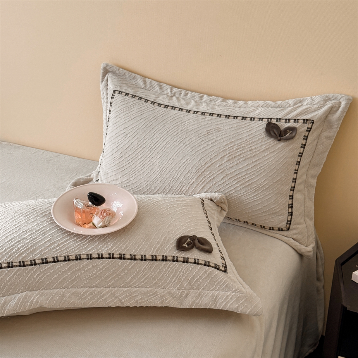 91家纺网 家纺一手货源 找家纺 慕木家纺 2025新款牛奶绒雕花织带款梦巢系列四件套 梦巢-麦卡其