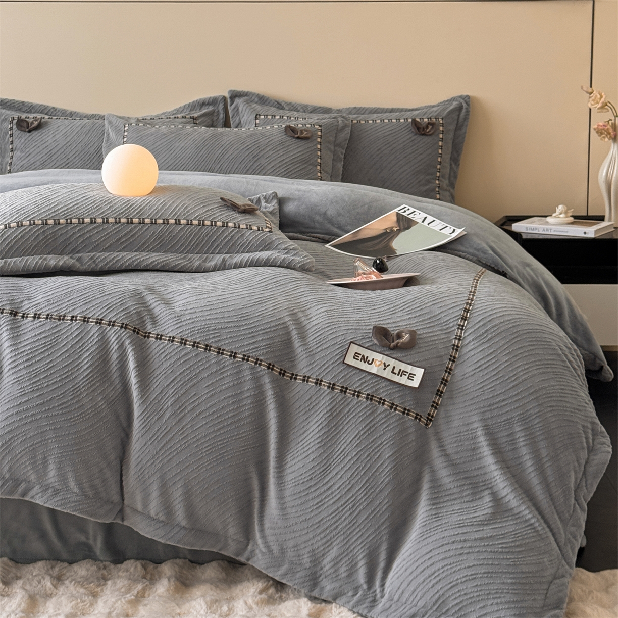 91家纺网 家纺一手货源 找家纺 慕木家纺 2025新款牛奶绒雕花织带款梦巢系列四件套 梦巢-金典灰