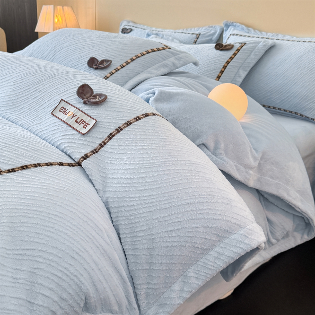 91家纺网 家纺一手货源 找家纺 慕木家纺 2025新款牛奶绒雕花织带款梦巢系列四件套 梦巢-星空蓝