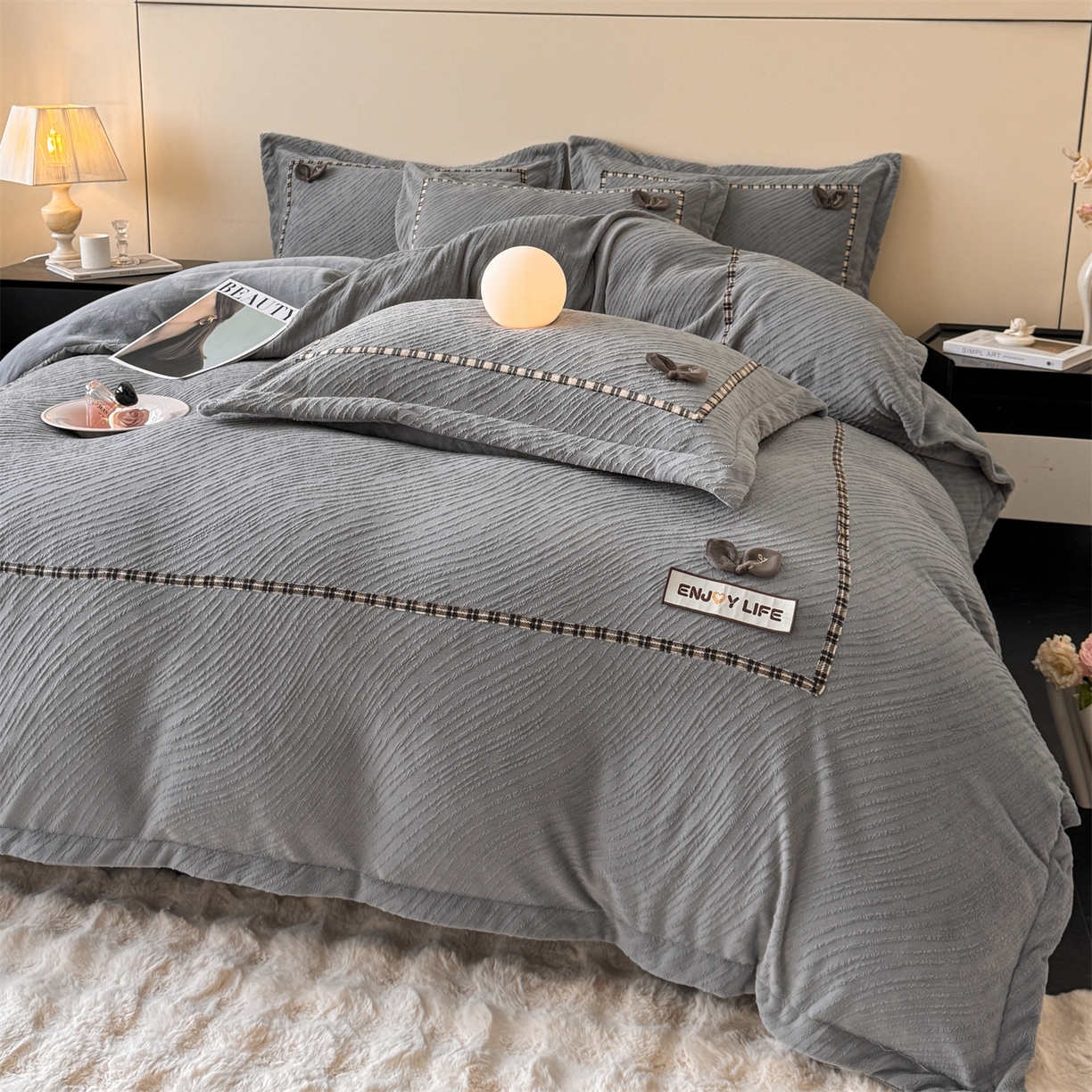 91家纺网 家纺一手货源 找家纺 慕木家纺 2025新款牛奶绒雕花织带款梦巢系列四件套 梦巢-金典灰