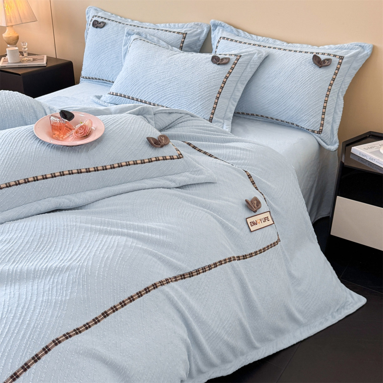 91家纺网 家纺一手货源 找家纺 慕木家纺 2025新款牛奶绒雕花织带款梦巢系列四件套 梦巢-星空蓝