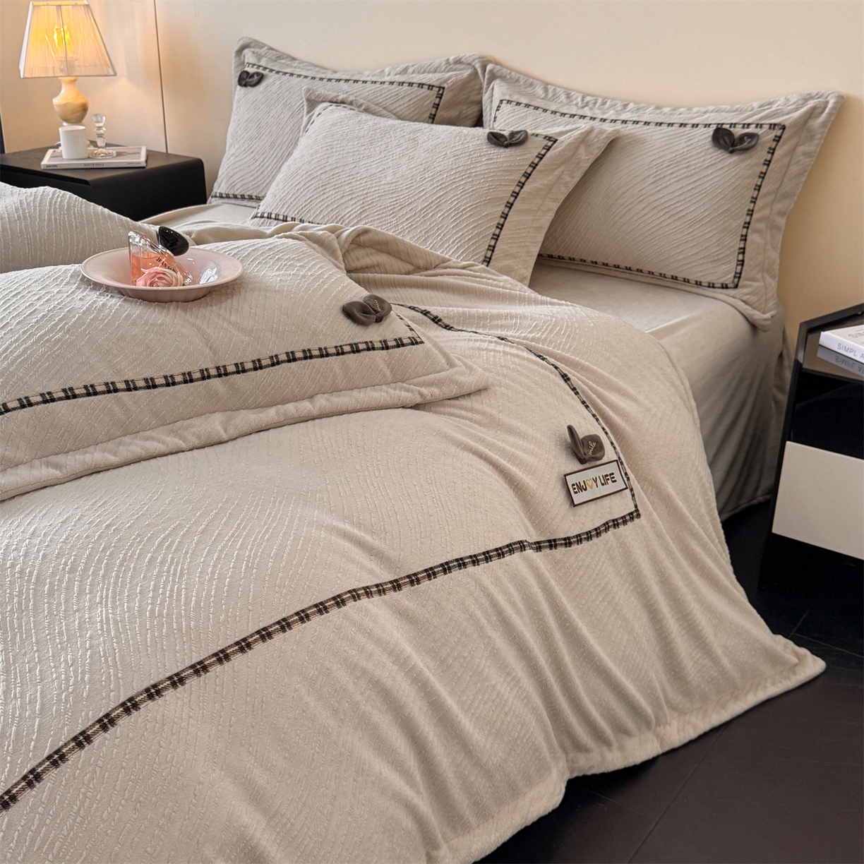 91家纺网 家纺一手货源 找家纺 慕木家纺 2025新款牛奶绒雕花织带款梦巢系列四件套 梦巢-麦卡其