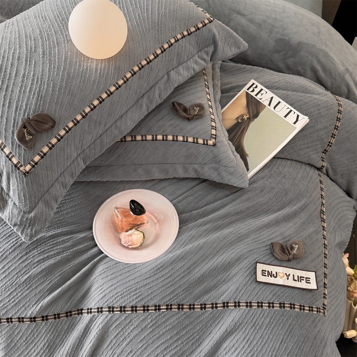 91家纺网 家纺一手货源 找家纺 慕木家纺 2025新款牛奶绒雕花织带款梦巢系列四件套 梦巢-金典灰