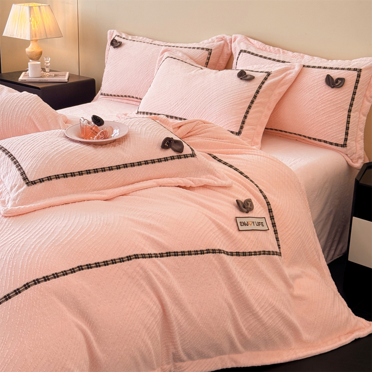 91家纺网 家纺一手货源 找家纺 慕木家纺 2025新款牛奶绒雕花织带款梦巢系列四件套 梦巢-玉粉